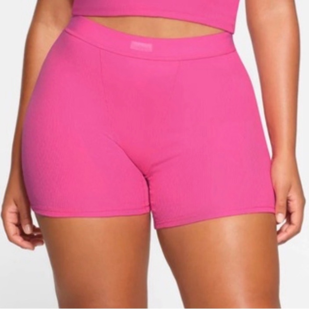SKIMS NWNT PINK BOXER SHORTS (call out)